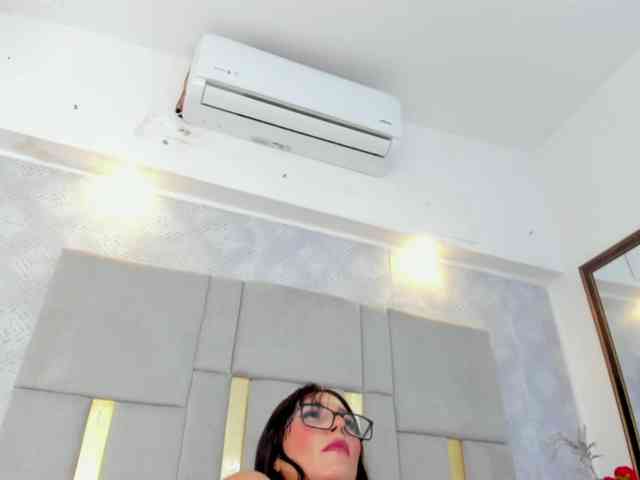 MilaSaenz webcam