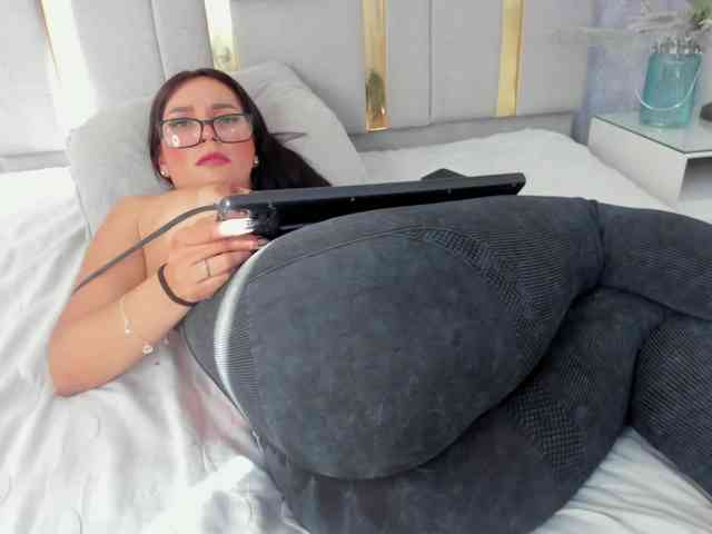 MilaSaenz webcam