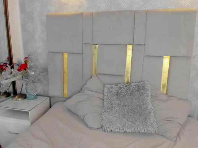 MilaSaenz webcam