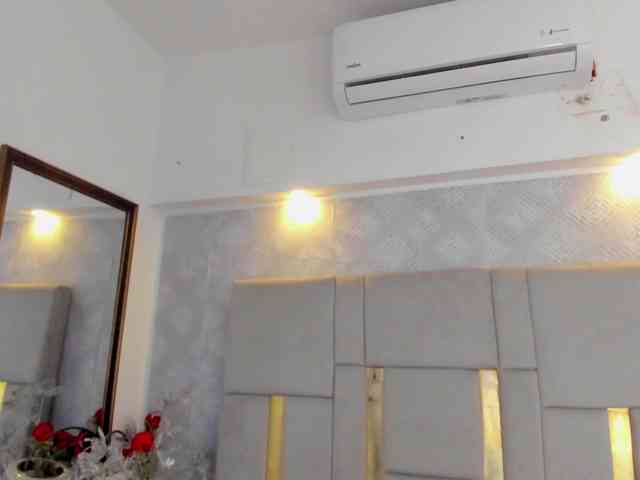 MilaSaenz webcam