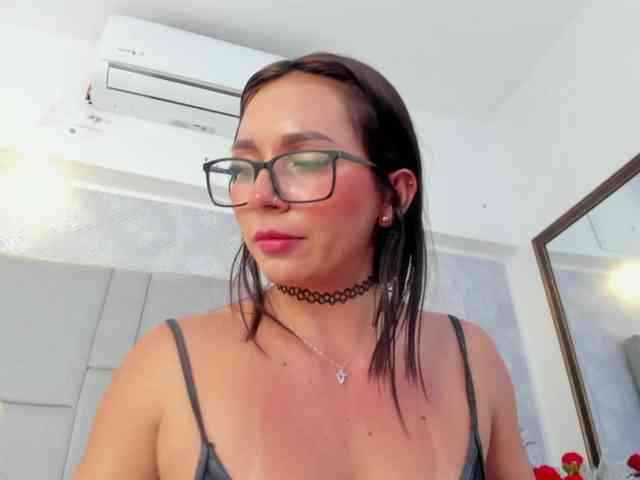 MilaSaenz webcam