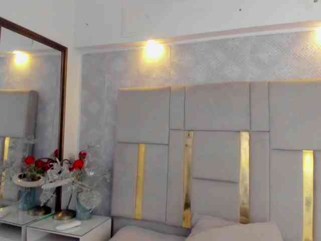 MilaSaenz webcam