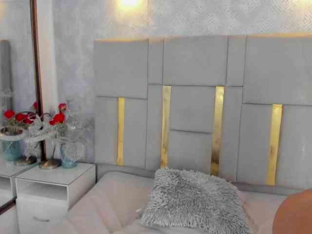 MilaSaenz webcam