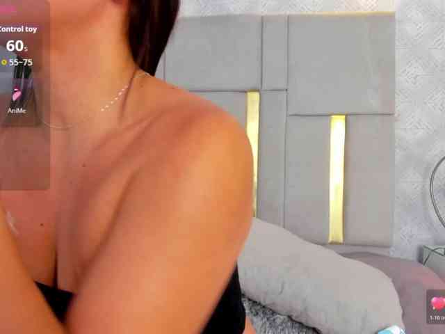 MilaSaenz webcam