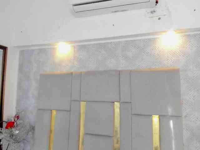 MilaSaenz webcam