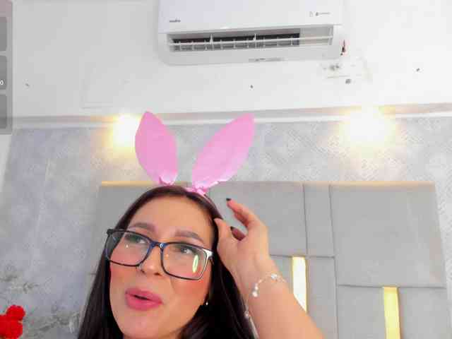 MilaSaenz webcam