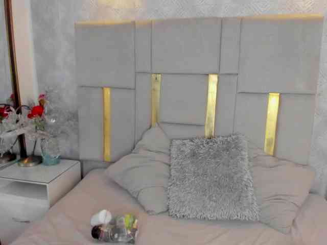 MilaSaenz webcam