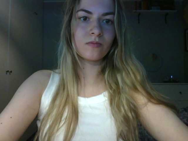 le modèle RosieJune est en webcam porno dans un show sur le site bongacams, il possède les tags suivants: White/Caucasian,Blonde,Shaved