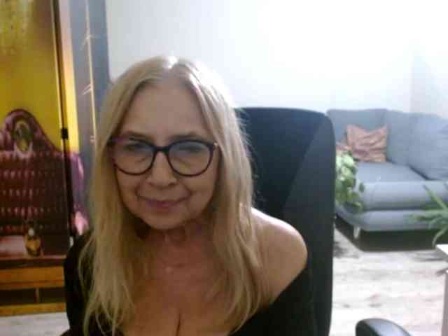 BlondeSofia webcam
