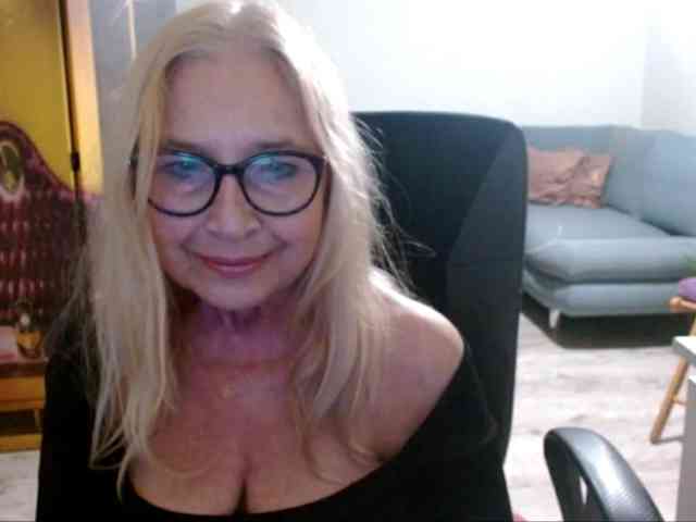 BlondeSofia webcam