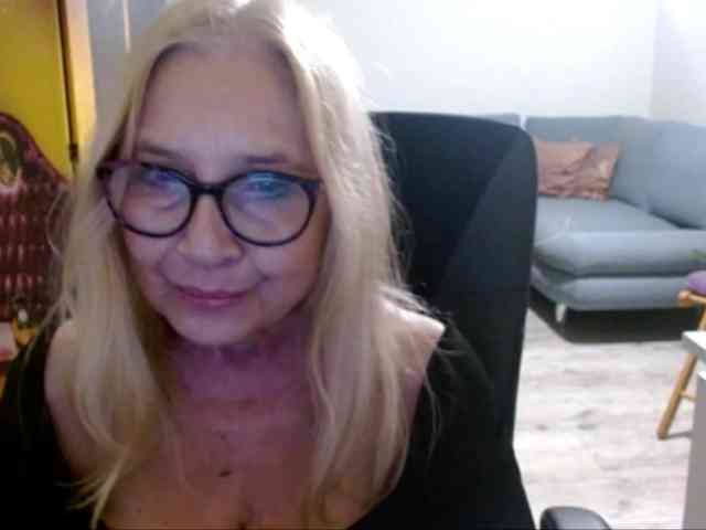 BlondeSofia webcam