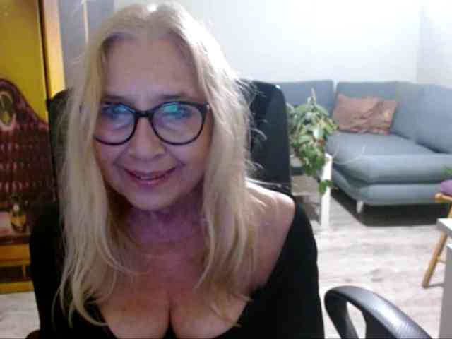 BlondeSofia webcam