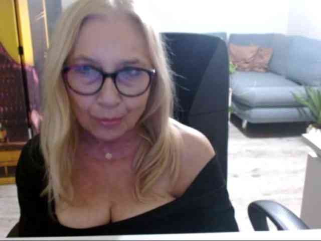 BlondeSofia webcam
