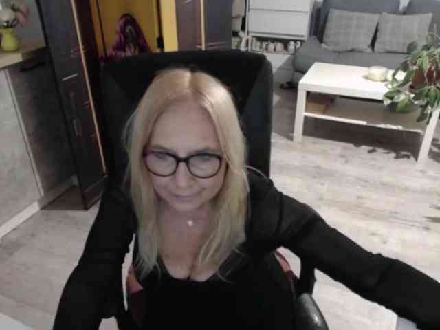 BlondeSofia webcam