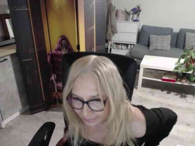 BlondeSofia webcam