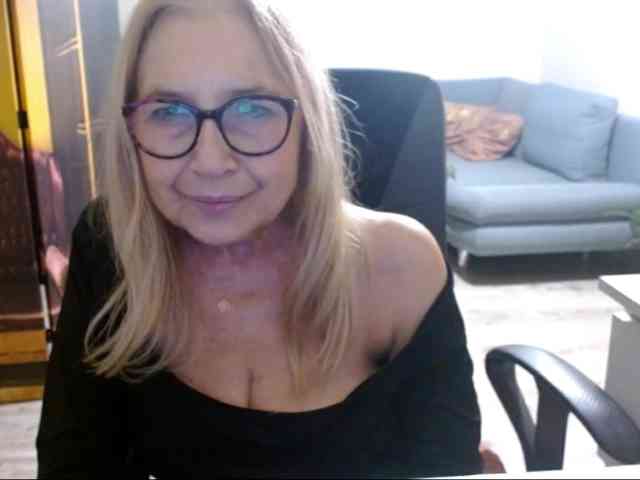 BlondeSofia webcam
