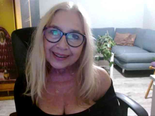 BlondeSofia webcam