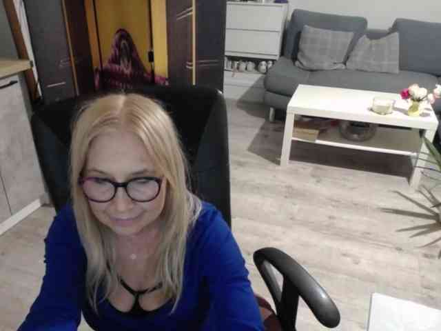 BlondeSofia webcam