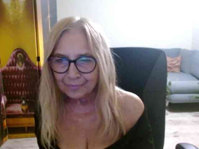 BlondeSofia webcam