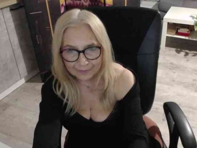 BlondeSofia webcam