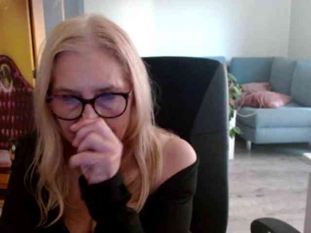 BlondeSofia webcam
