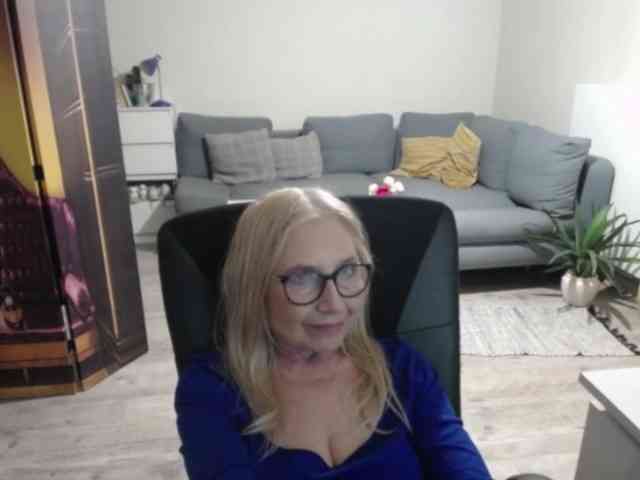 BlondeSofia webcam