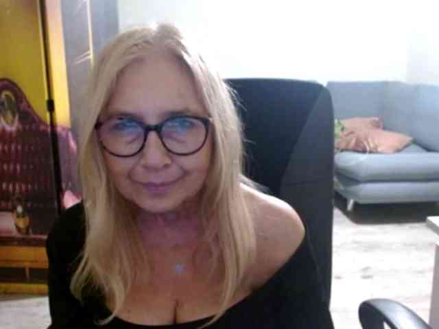 BlondeSofia webcam