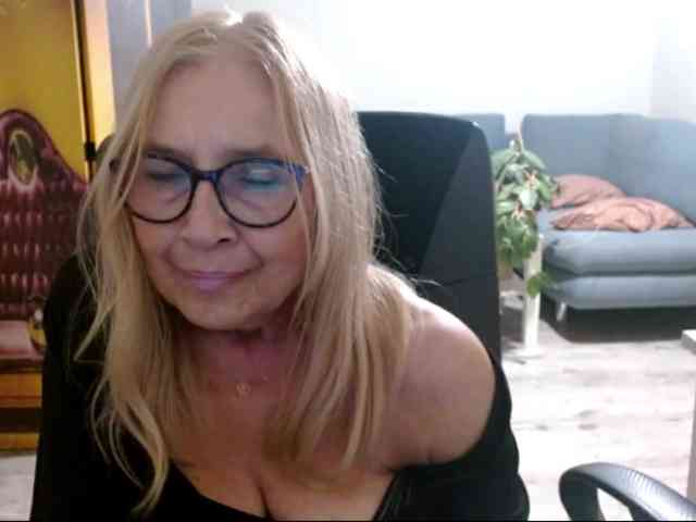 BlondeSofia webcam