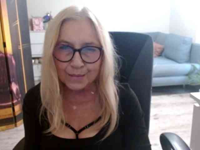BlondeSofia webcam