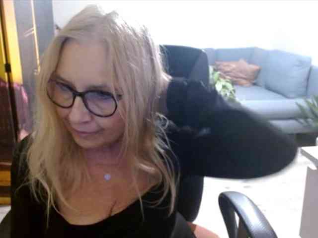 BlondeSofia webcam