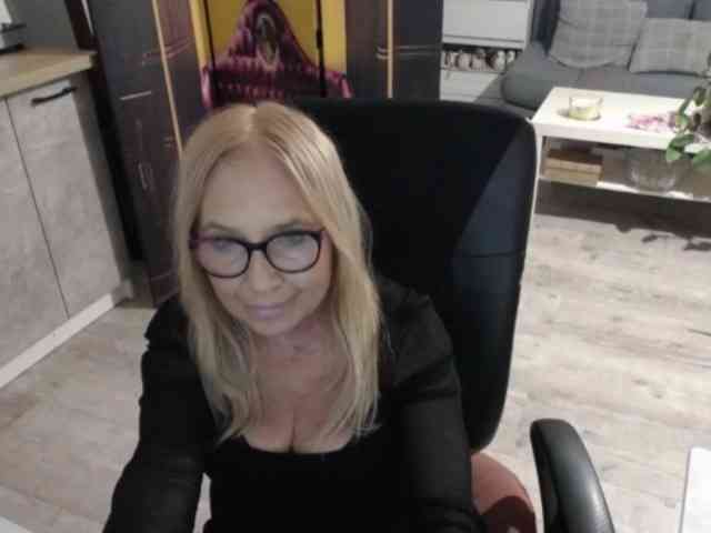 BlondeSofia webcam