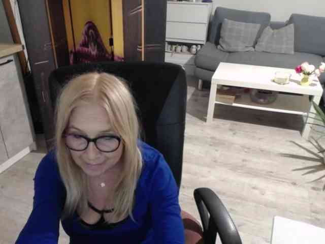 BlondeSofia webcam