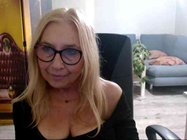 BlondeSofia webcam