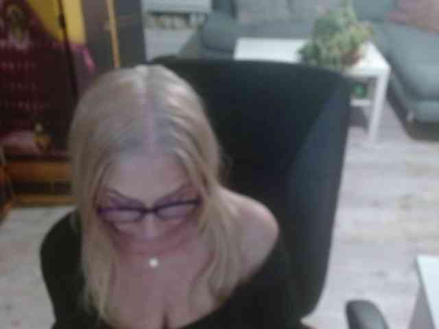 BlondeSofia webcam