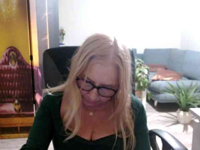 BlondeSofia webcam
