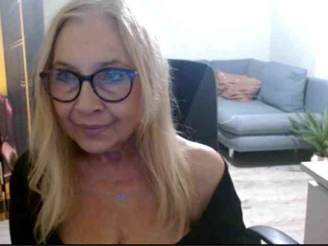 BlondeSofia webcam