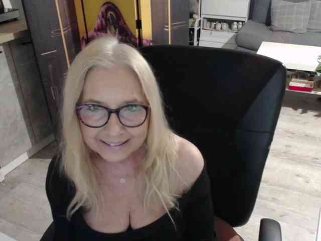 BlondeSofia webcam
