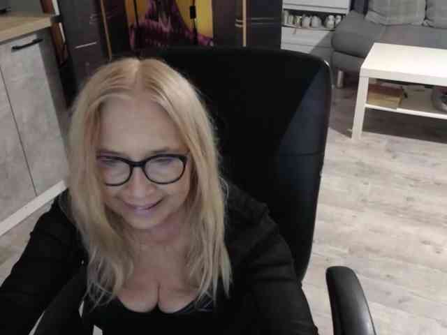 BlondeSofia webcam