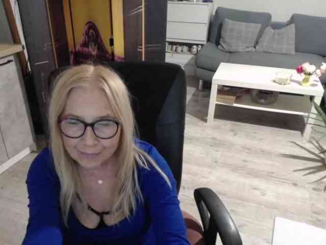 BlondeSofia webcam