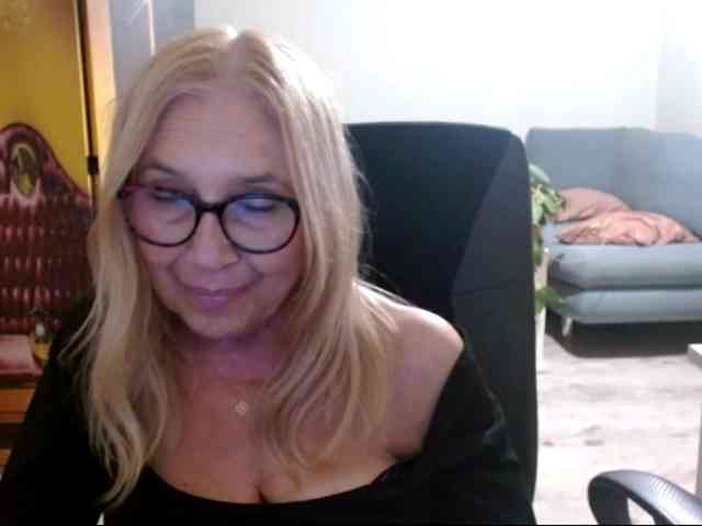 BlondeSofia webcam