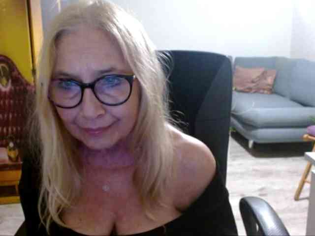 BlondeSofia webcam