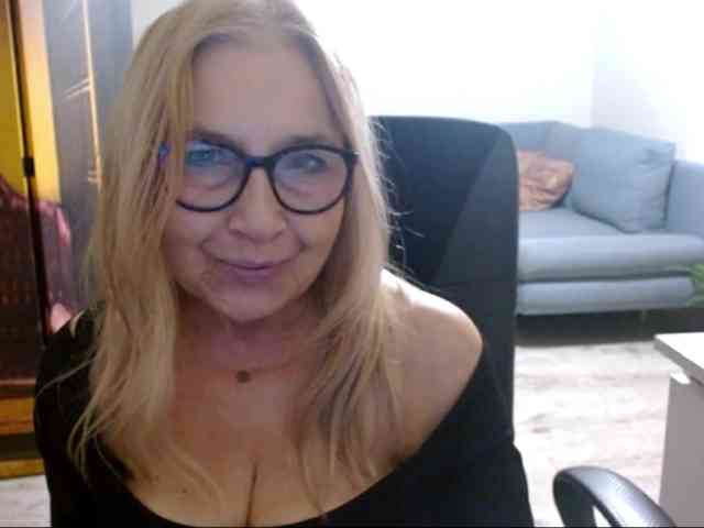 BlondeSofia webcam