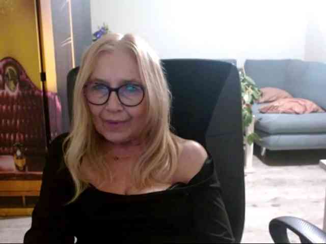 BlondeSofia webcam