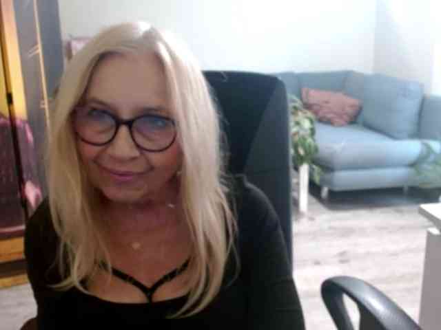 BlondeSofia webcam
