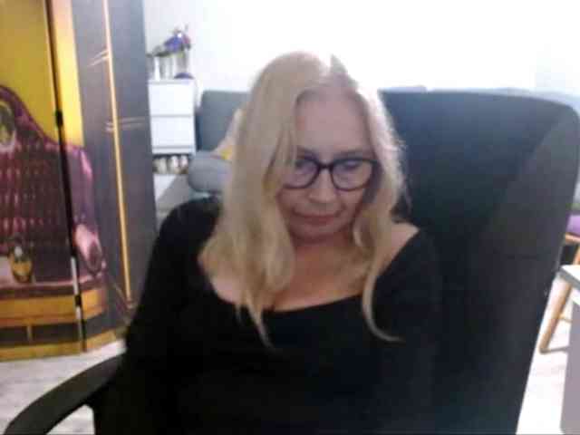 BlondeSofia webcam