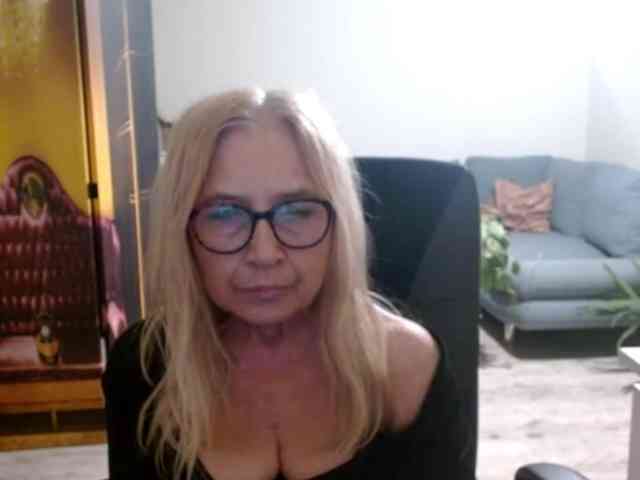 BlondeSofia webcam