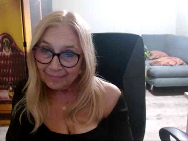 BlondeSofia webcam
