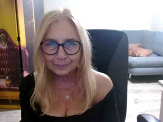 BlondeSofia webcam