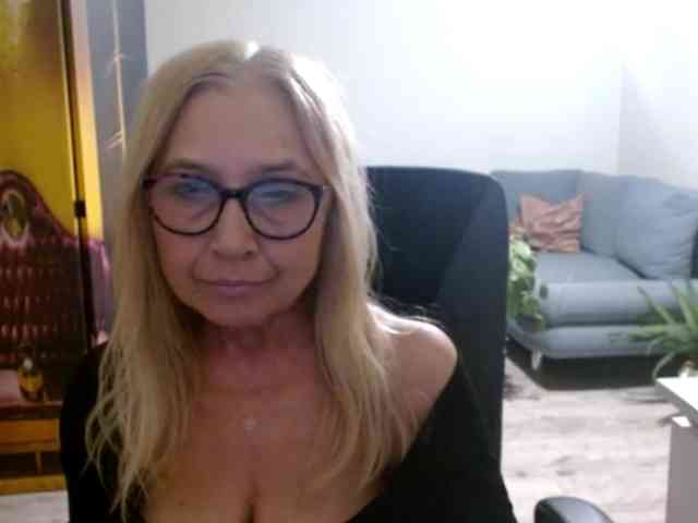 BlondeSofia webcam