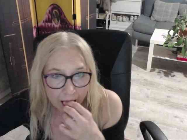 BlondeSofia webcam